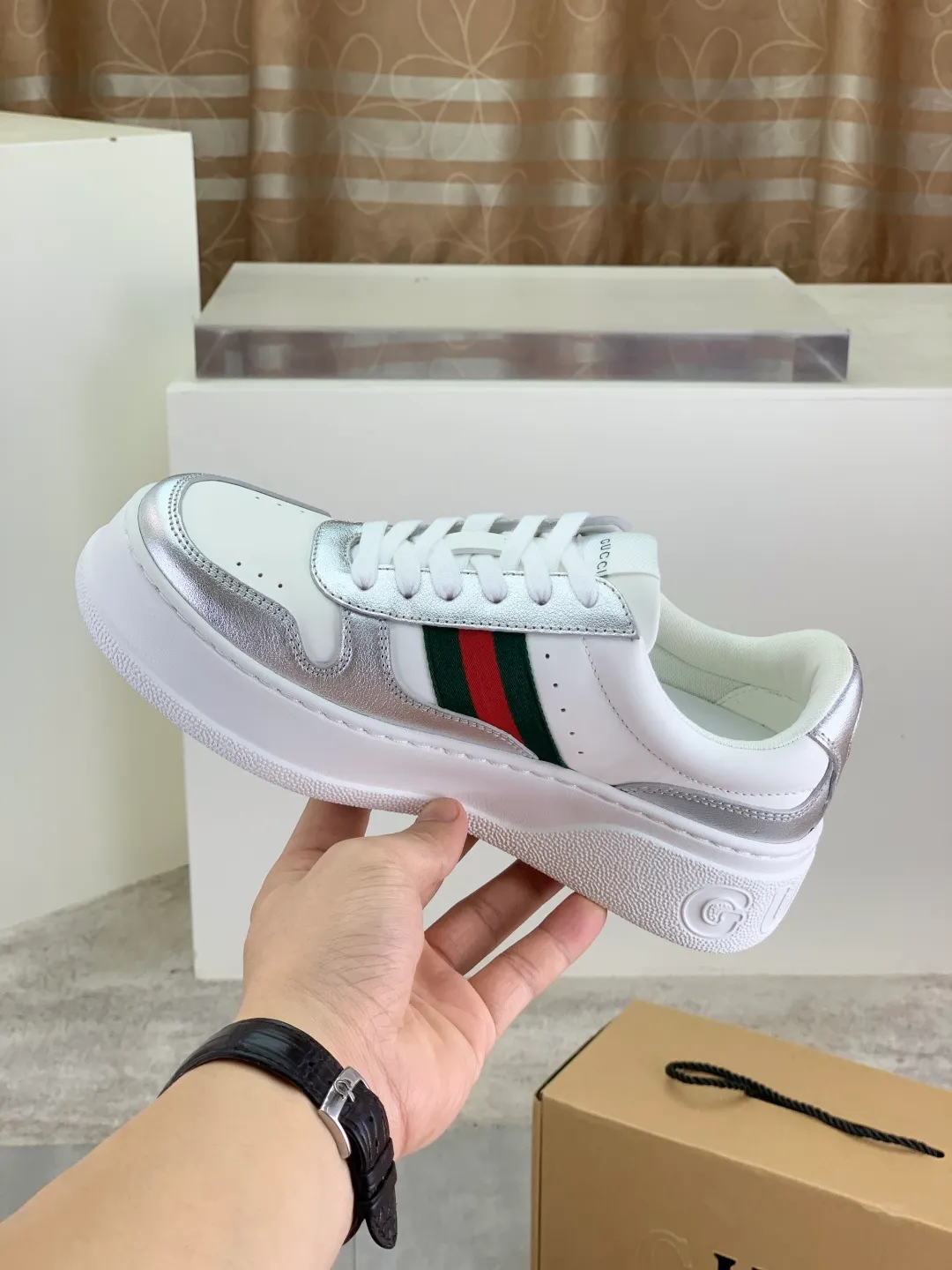 Men's shoes 💰P600 new GUCCI high version 🆕New series, 👫couple biscuit shoes, thick-soled sneakers, these are really comfortable, super light, comfortable and versatile, 👍a must-have item, this item is full of fun retro flavor. G’s new series continues to seek inspiration from daily life in other eras and incorporates the essence of current design to create refreshing designs. This sneaker is made of GG printed canvas and decorated with the classic double G monogram pattern, highlighting the profound connotation of the brand logo. GG printed embossed leather, glossy leather details, 5cm taller, instantly enhances your aura when worn! (With a complete set of packaging bags) Airplane box Size: 35-45